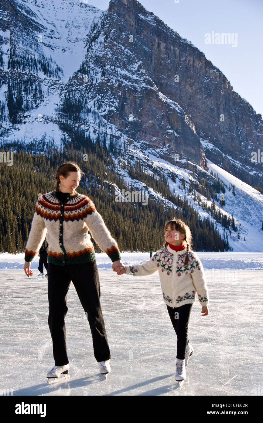 Mère et fille du patinage sur glace au lac Louise, Banff National Park, Alberta, Canada. Banque D'Images