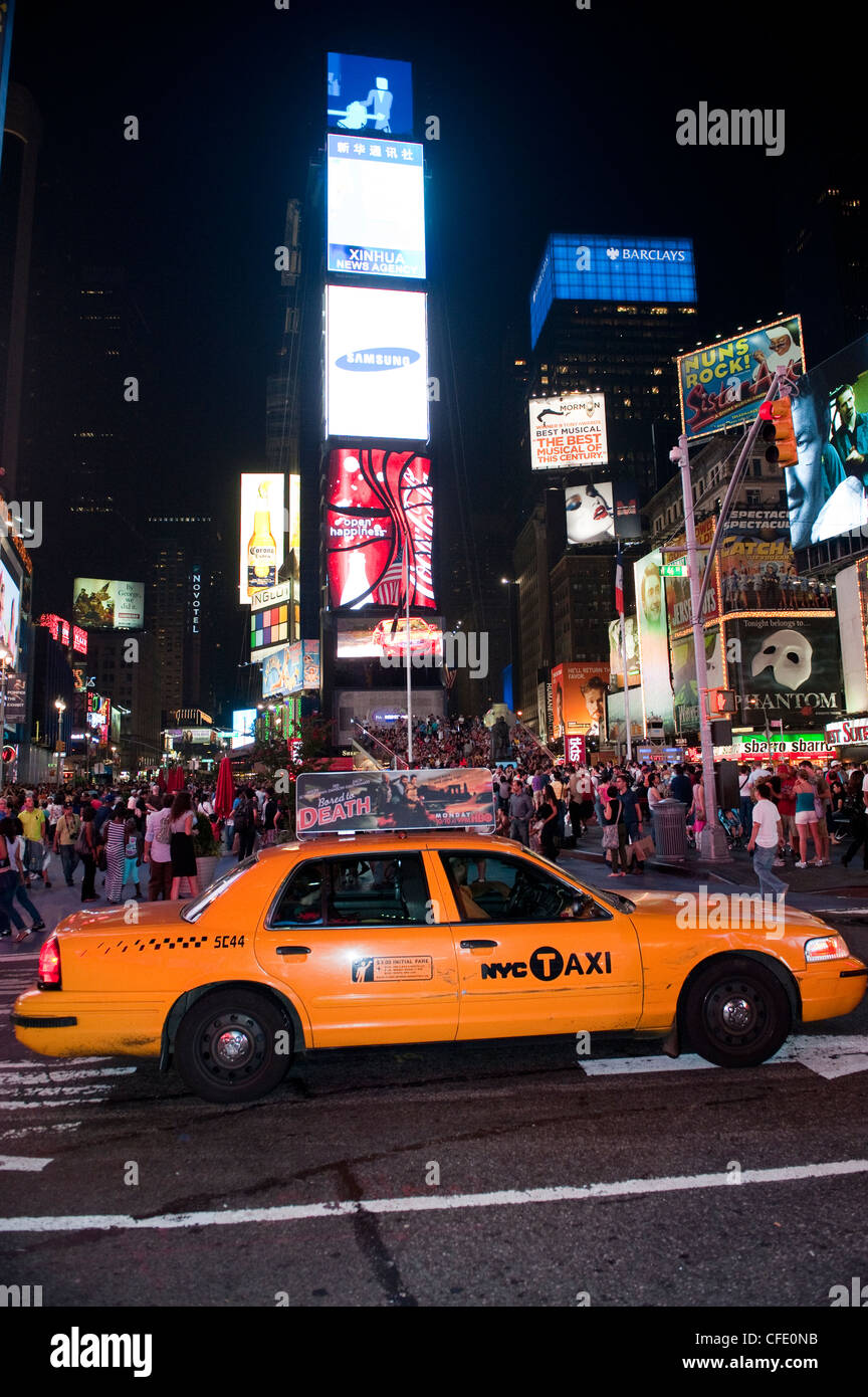 Yellow Cab à Times Square, New York, la nuit. USA. Banque D'Images