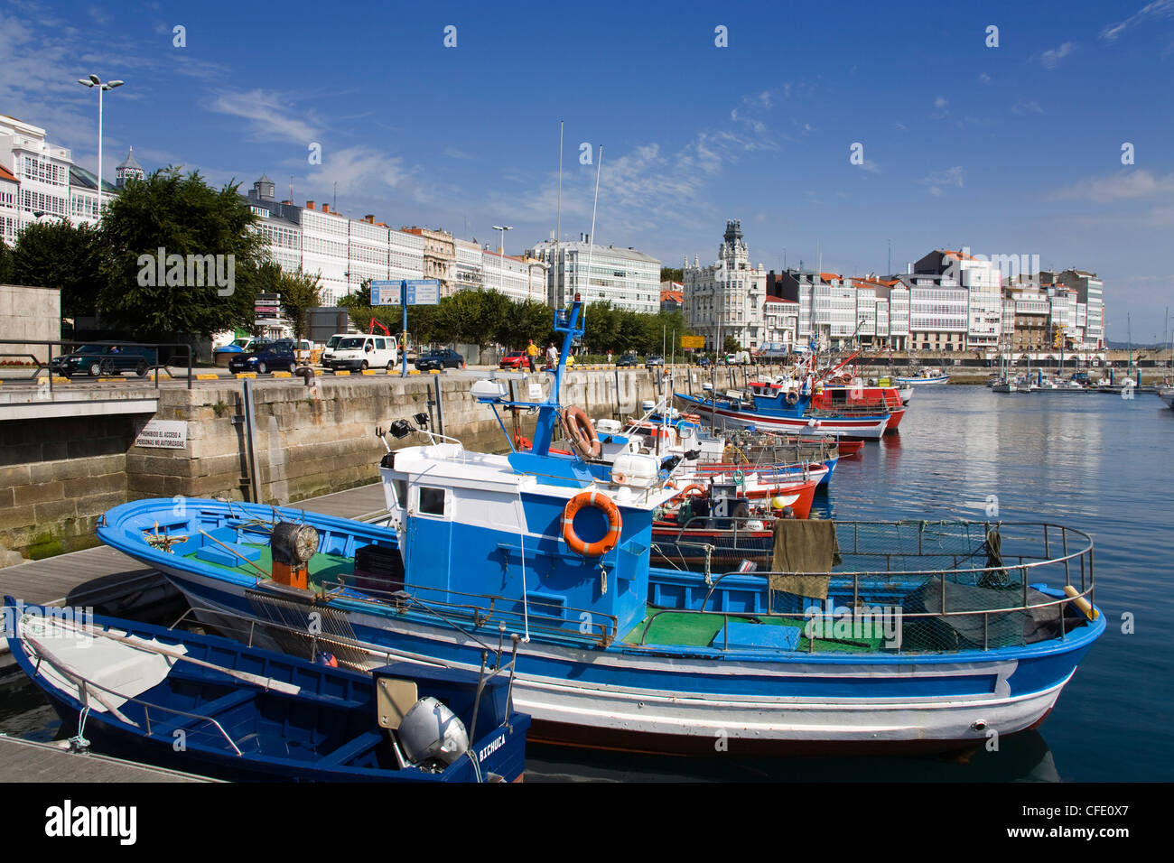 Bateaux de pêche dans la Darsena Marina, la Ville de La Corogne, Galice, Espagne, Europe Banque D'Images