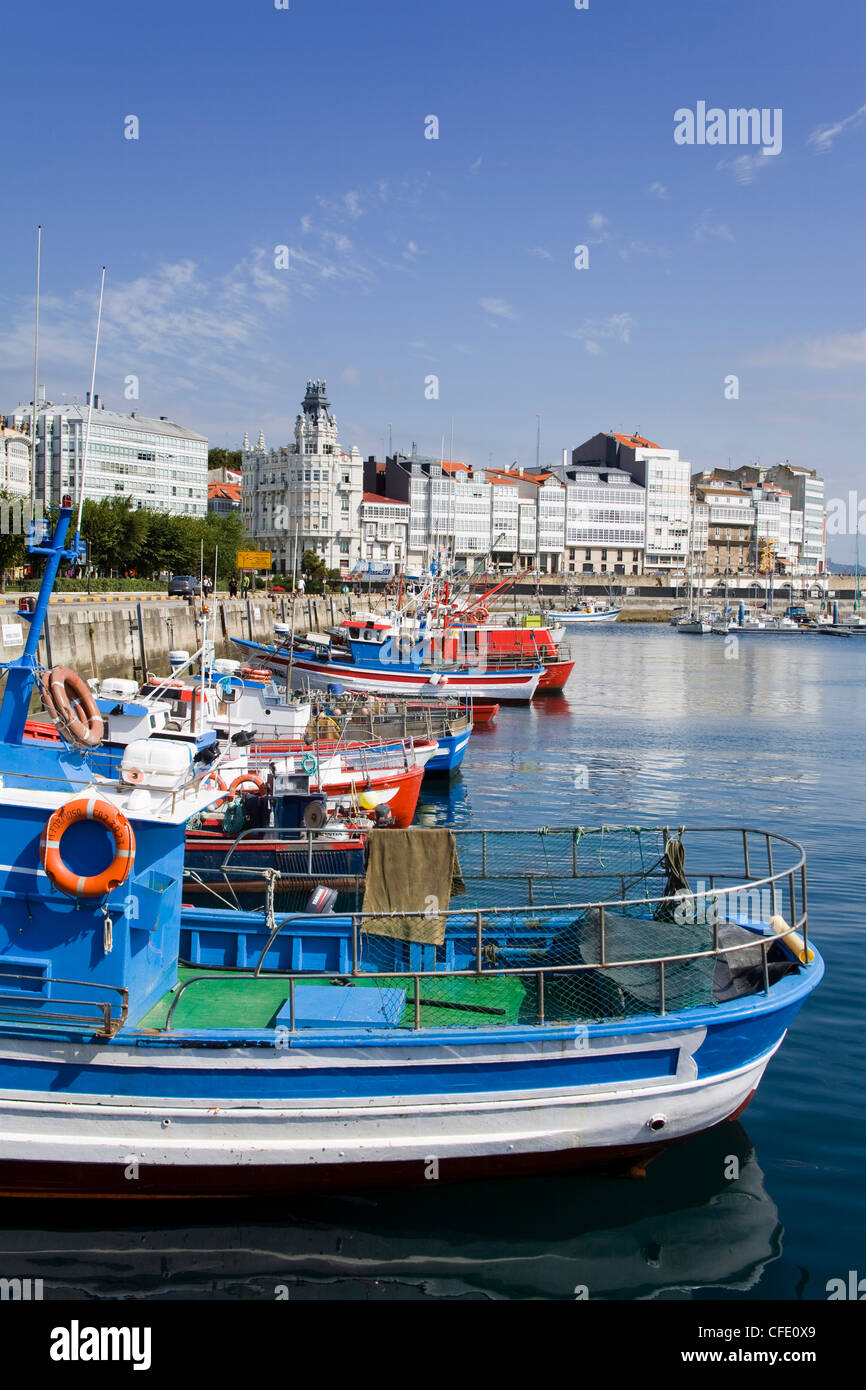 Bateaux de pêche dans la Darsena Marina, la Ville de La Corogne, Galice, Espagne, Europe Banque D'Images