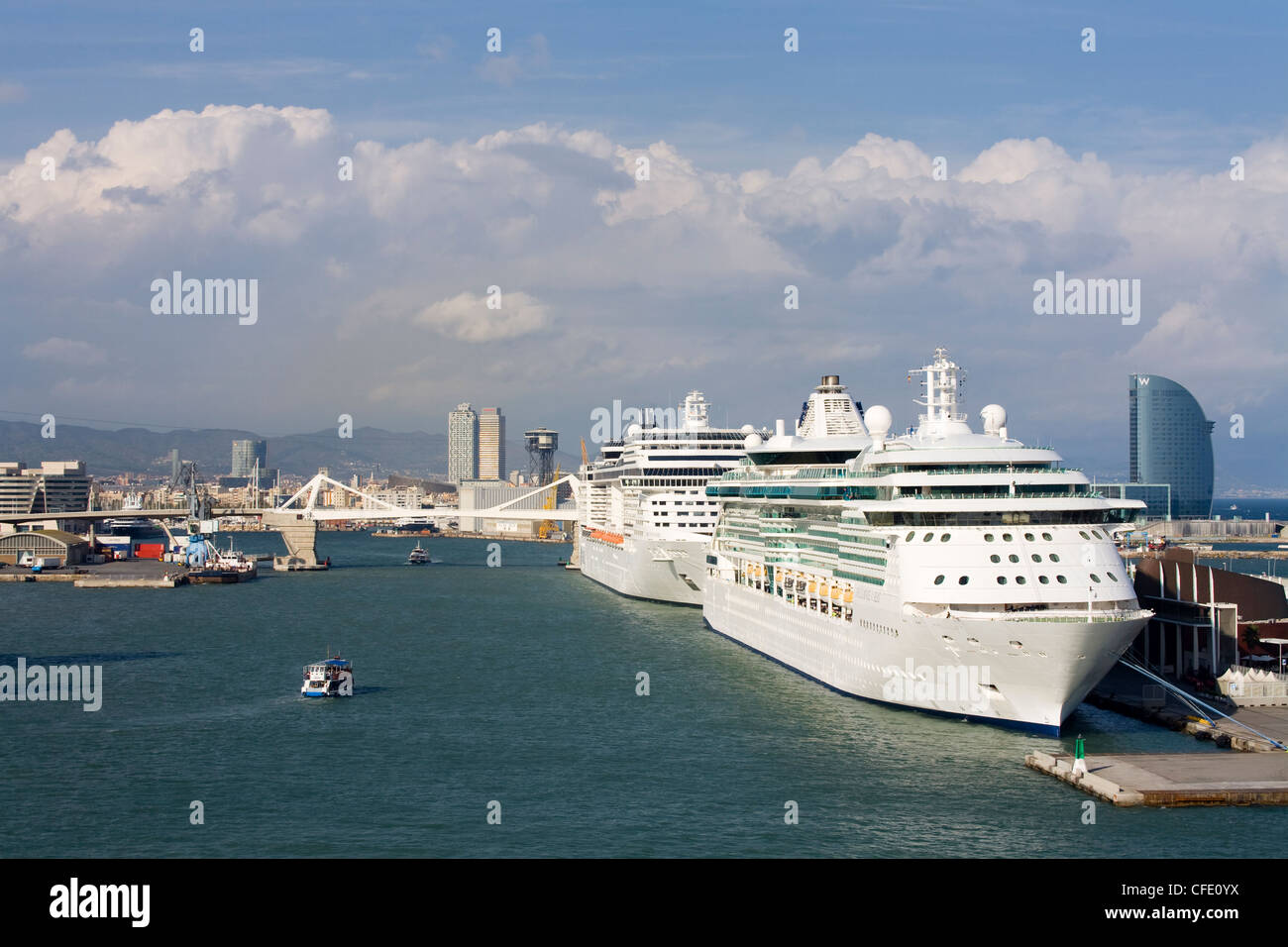 Les navires de croisière dans le Port de Barcelone, Barcelone, Catalogne, Espagne, Europe Banque D'Images