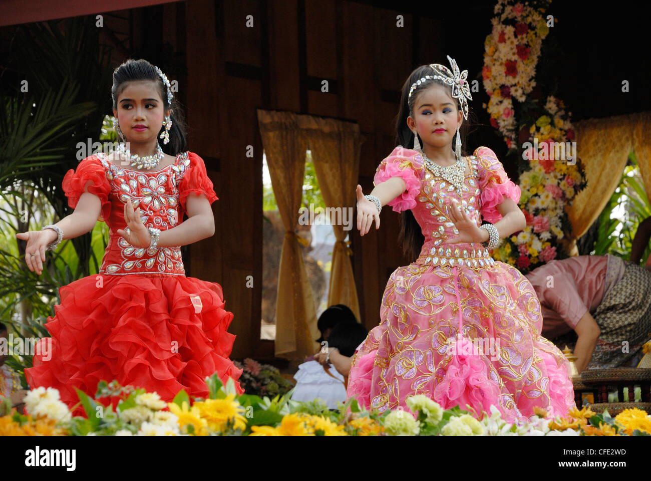 Deux enfants danse thaïlandaise à la Lop Buri festival le 15/02/2012 Banque D'Images