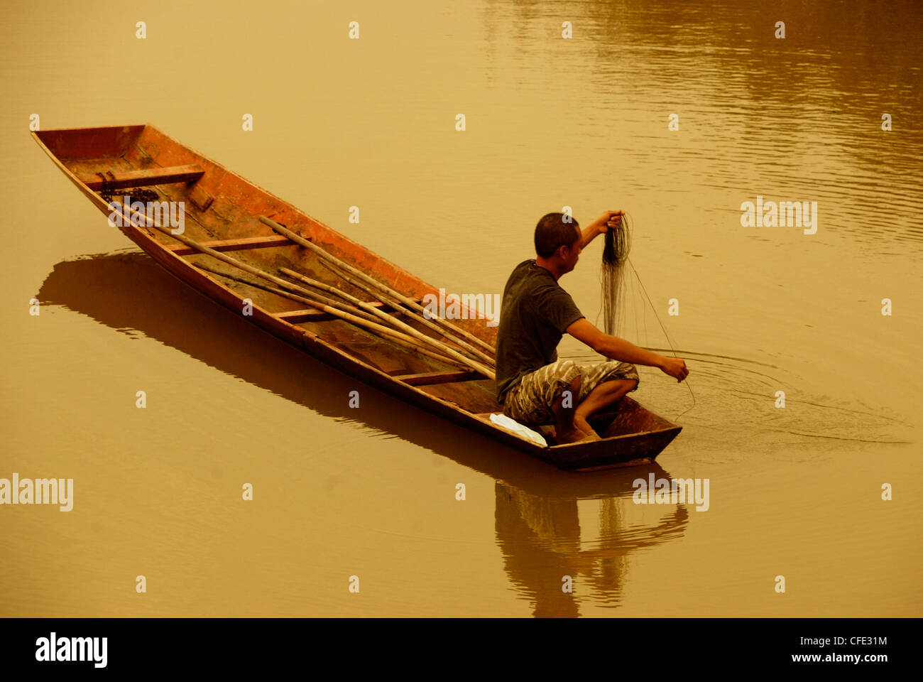 Pêcheur solitaire à la fin de la journée dans le nord-est de la Thaïlande Udonthani prises le 13/01/2012 Banque D'Images