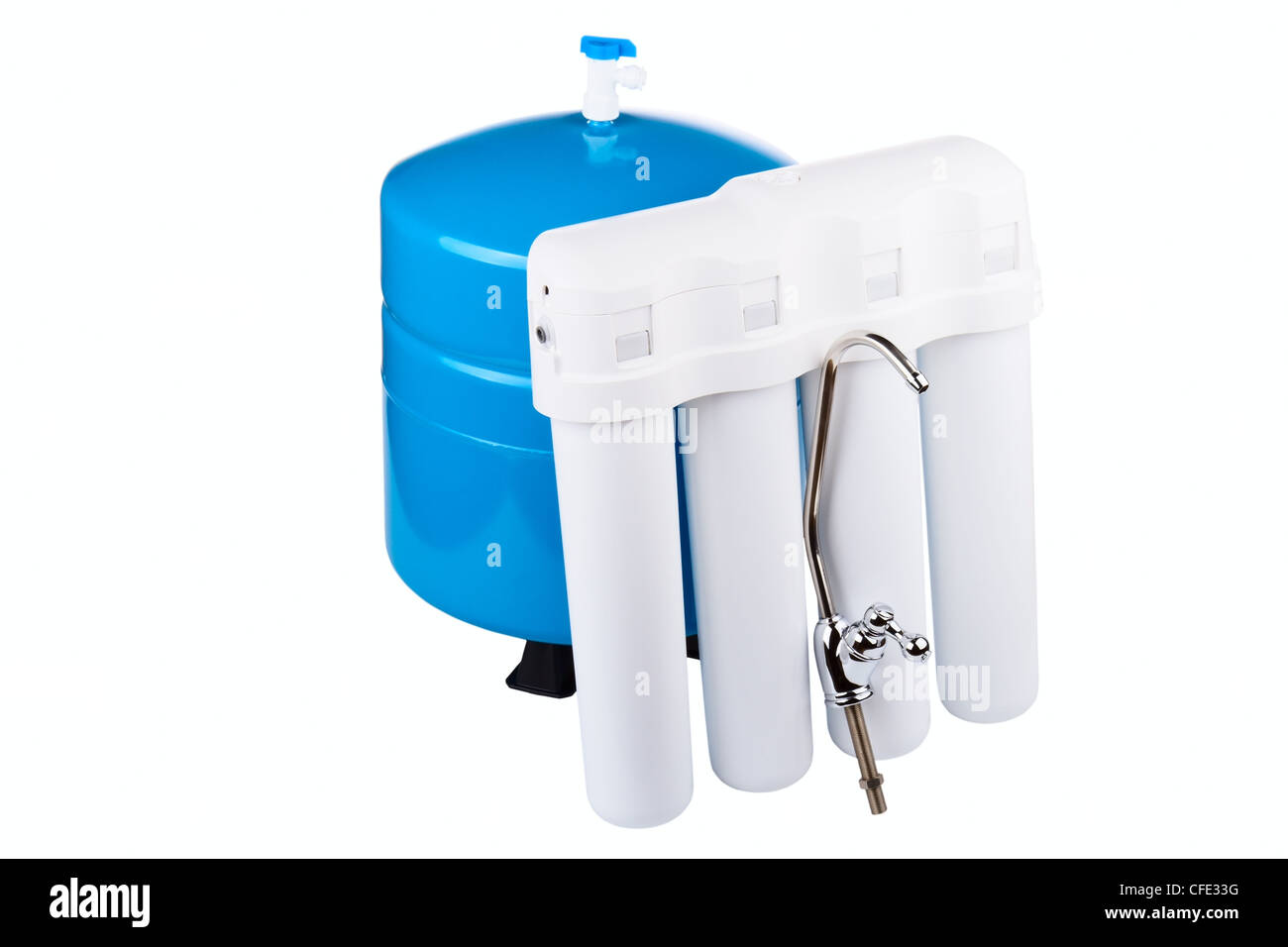 Un système de filtration de l'eau potable isolé sur fond blanc Banque D'Images