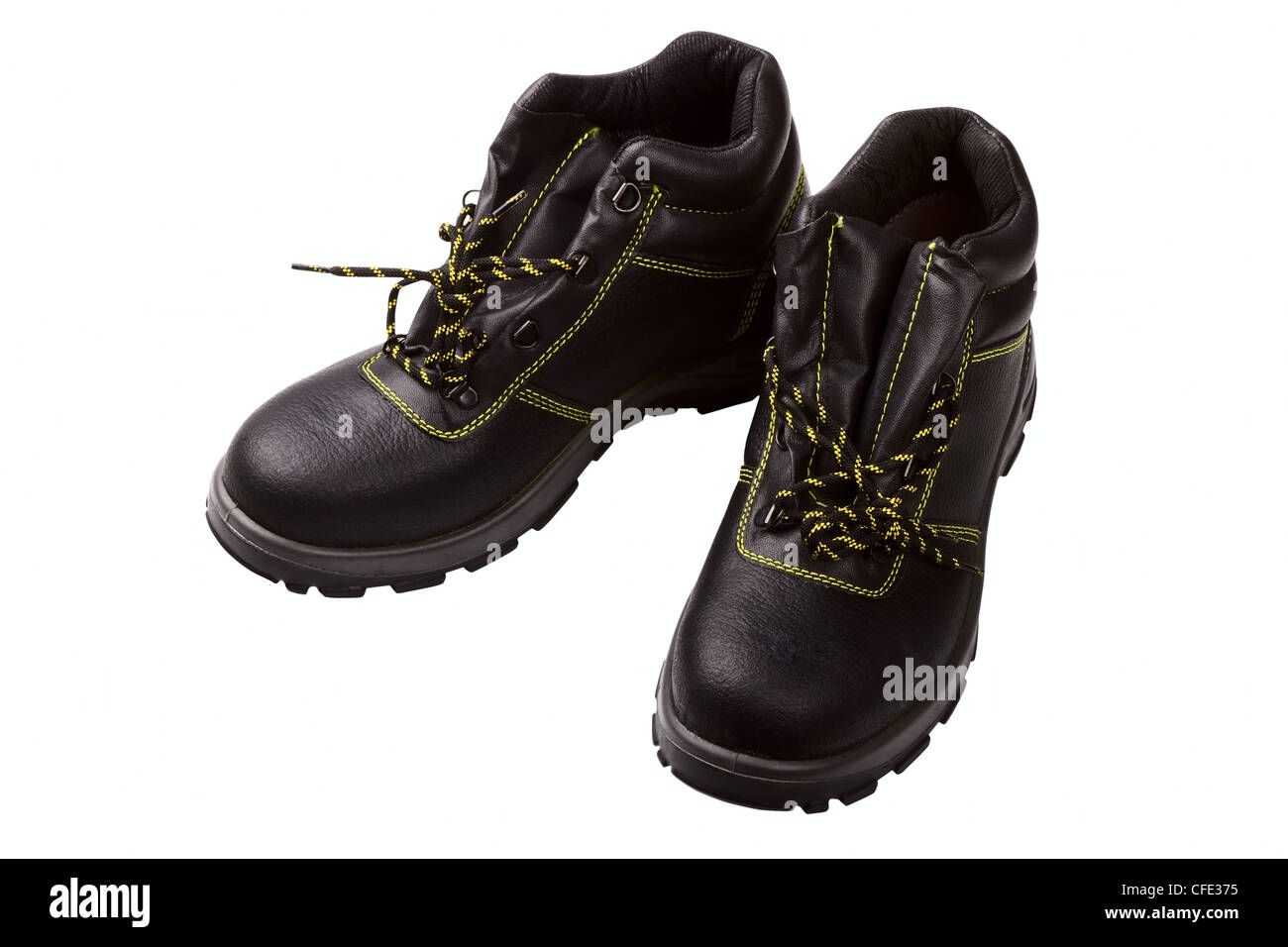 Bottes de travail de couleur noire avec une ligne jaune isolé sur fond blanc Banque D'Images