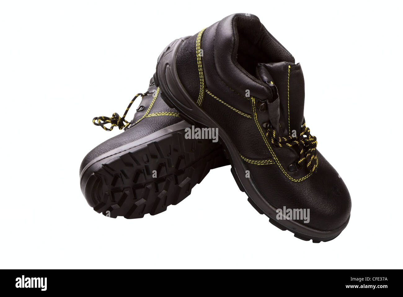 Bottes de travail de couleur noire avec une ligne jaune isolé sur fond blanc Banque D'Images