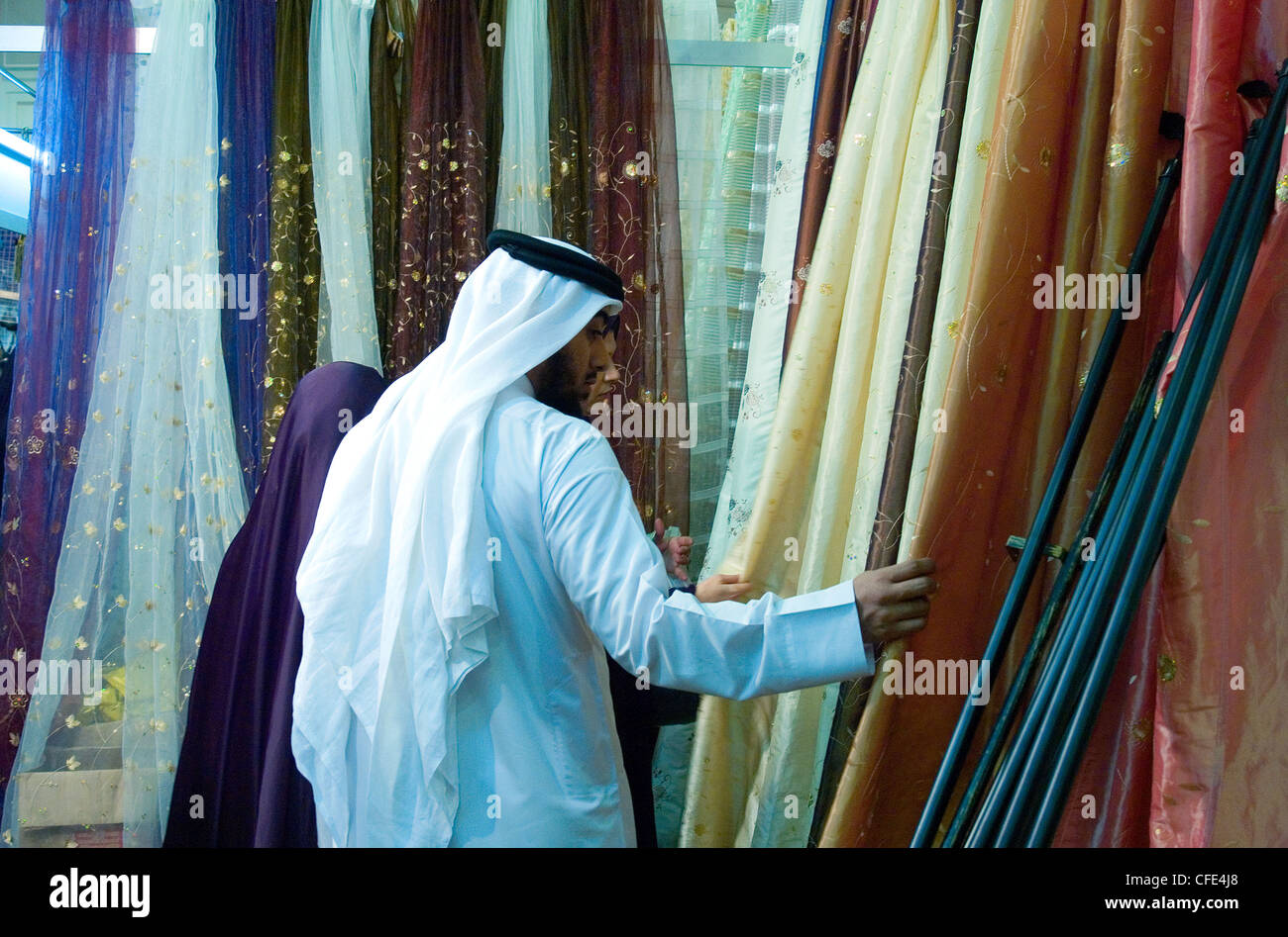 La ville de Manama, Bahreïn, la population locale dans le centre d'exposition Banque D'Images