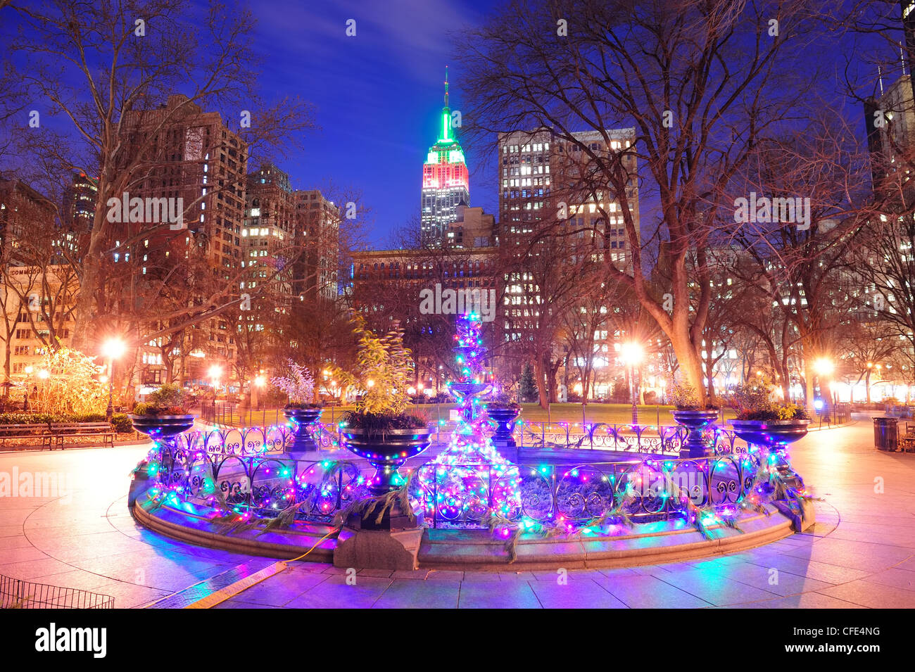 New York Madison Square Park view avec Noël couleur lumières et grattes-ciel de Manhattan. Banque D'Images
