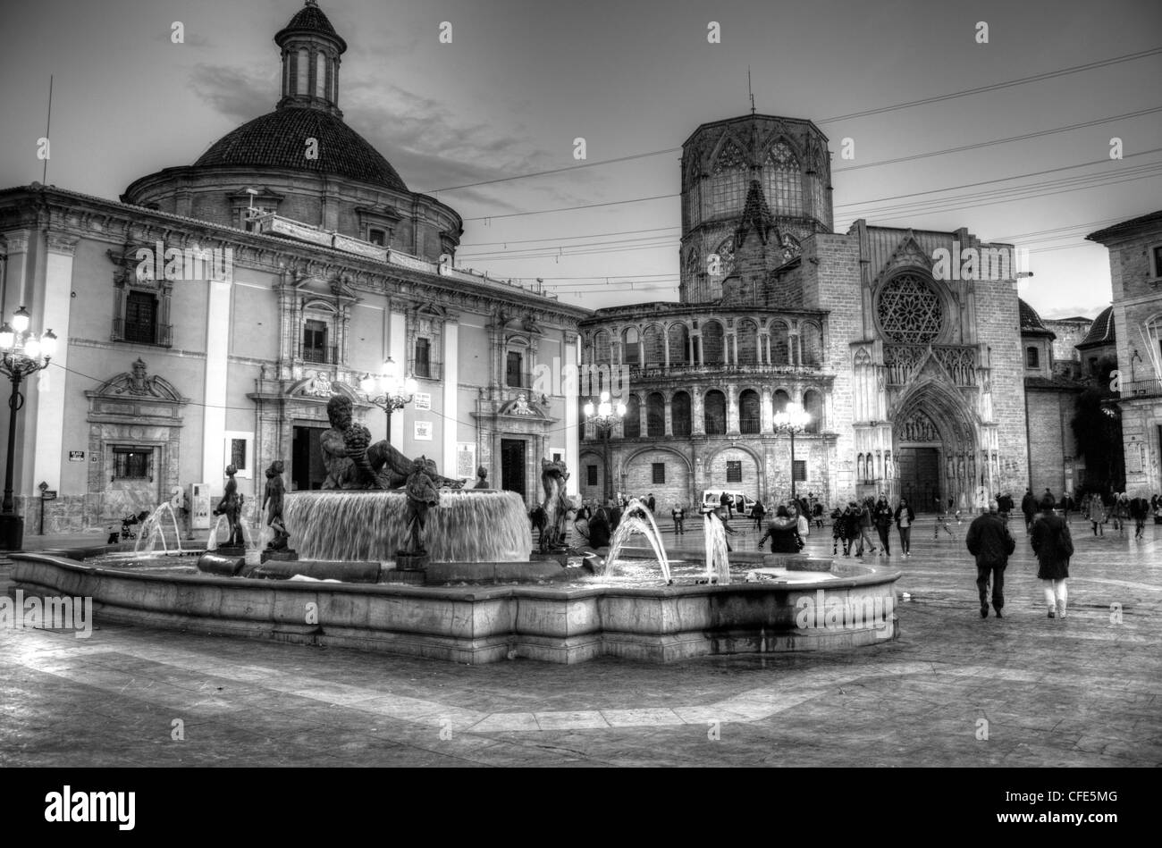 La place de la Vierge à Valence, en Espagne. Le noir et blanc Banque D'Images