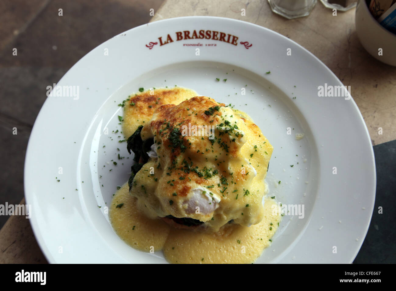 Oeufs Florentine comme servis à la brasserie, de Brompton Cross, Londres SW7 Banque D'Images