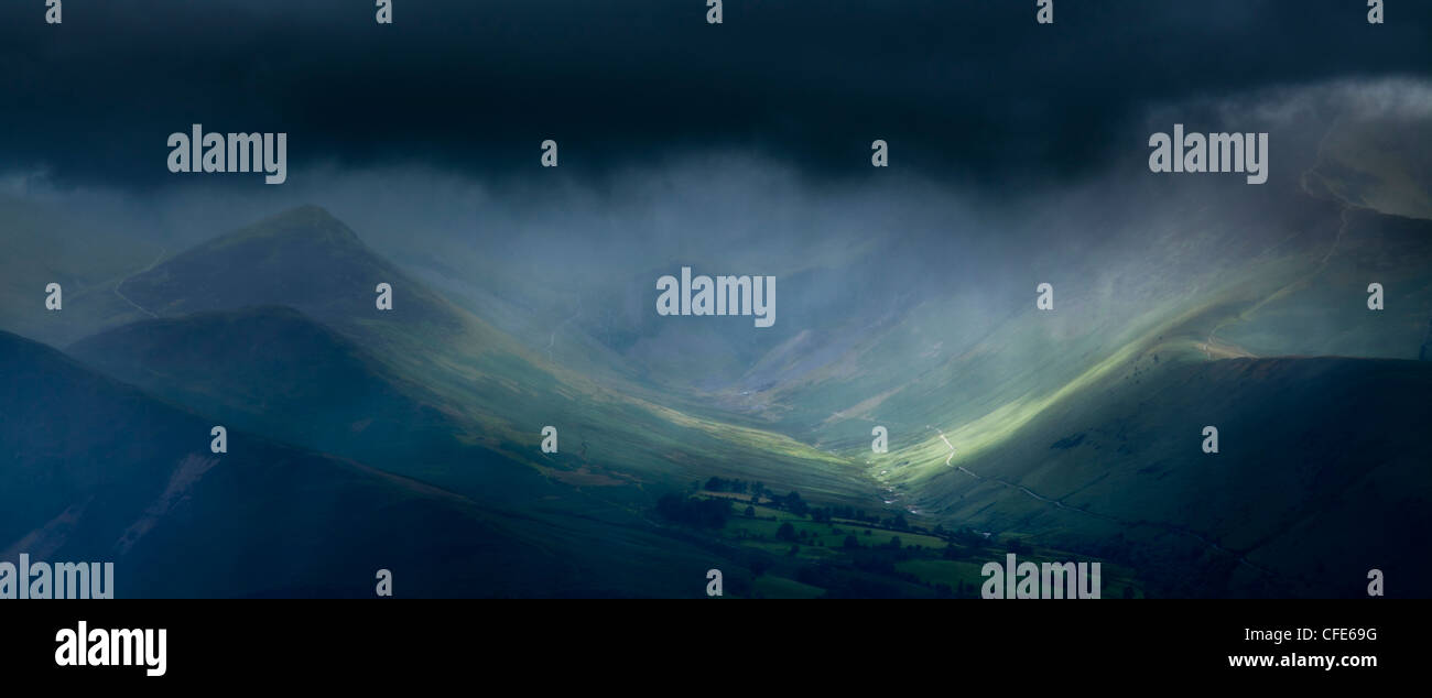 L'Angleterre, Cumbria, Parc National de Lake District. Briser la lumière à travers les nuages au-dessus de la lande du Nord Banque D'Images