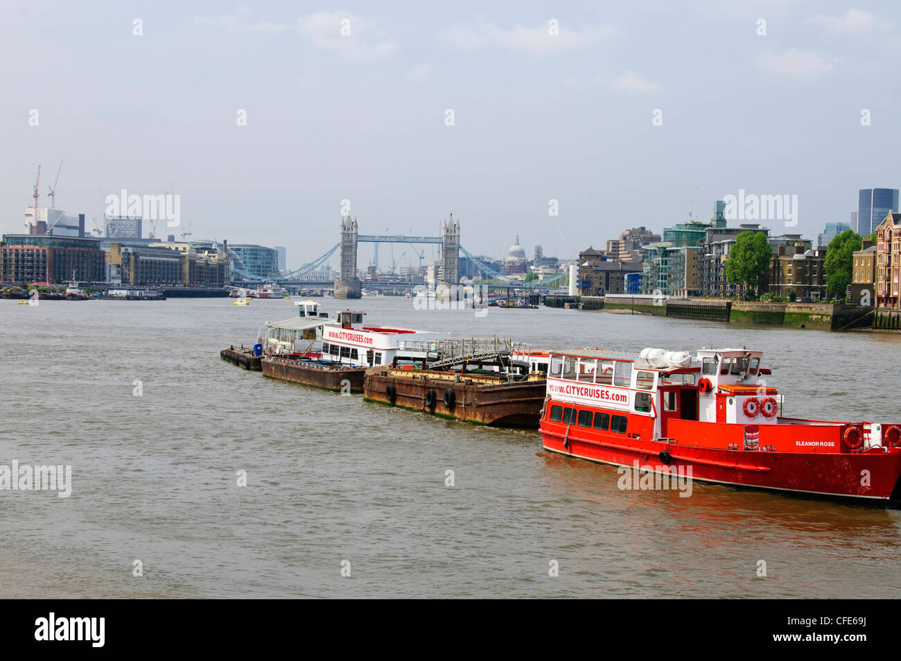 Tour de Londres vues à partir de la partie inférieure de la rivière Thames,piscine,Barges,Whapping Pier Head,quais quais,Antiquité,voyage,Métiers Londres Banque D'Images