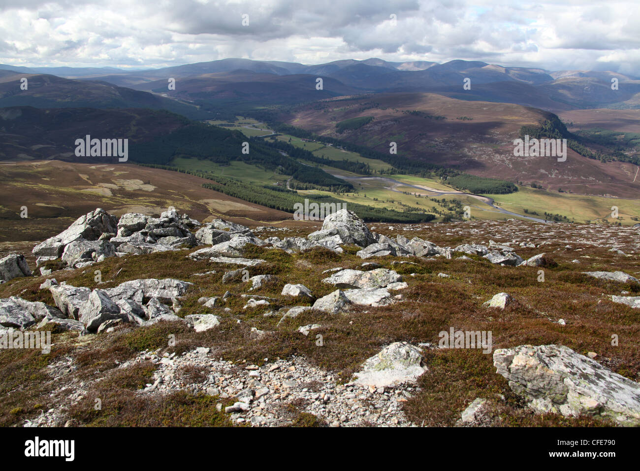 Domaine de Braemar, l'Écosse. Scenic View de la rivière Dee et Mar Lodge Estate. Vue du sommet du Morrone Hill. Banque D'Images