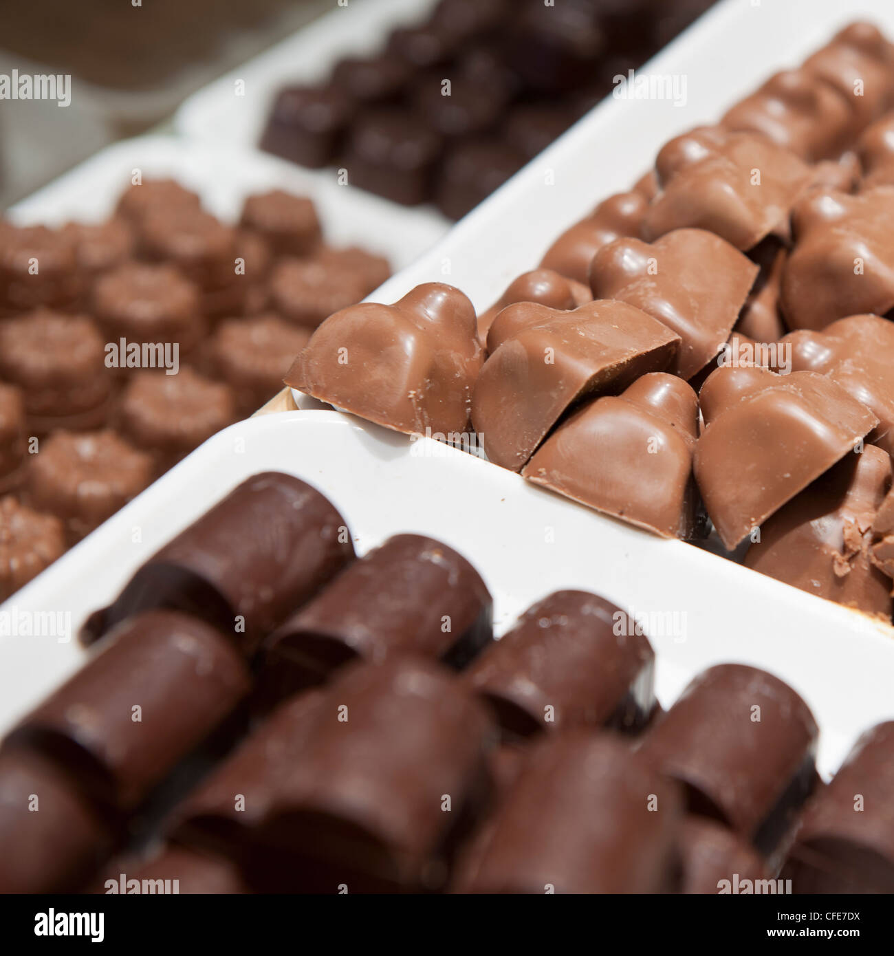 Assortiment de pralines en chocolat sur l'affichage à un traiteur à La Haye, Pays-Bas Banque D'Images