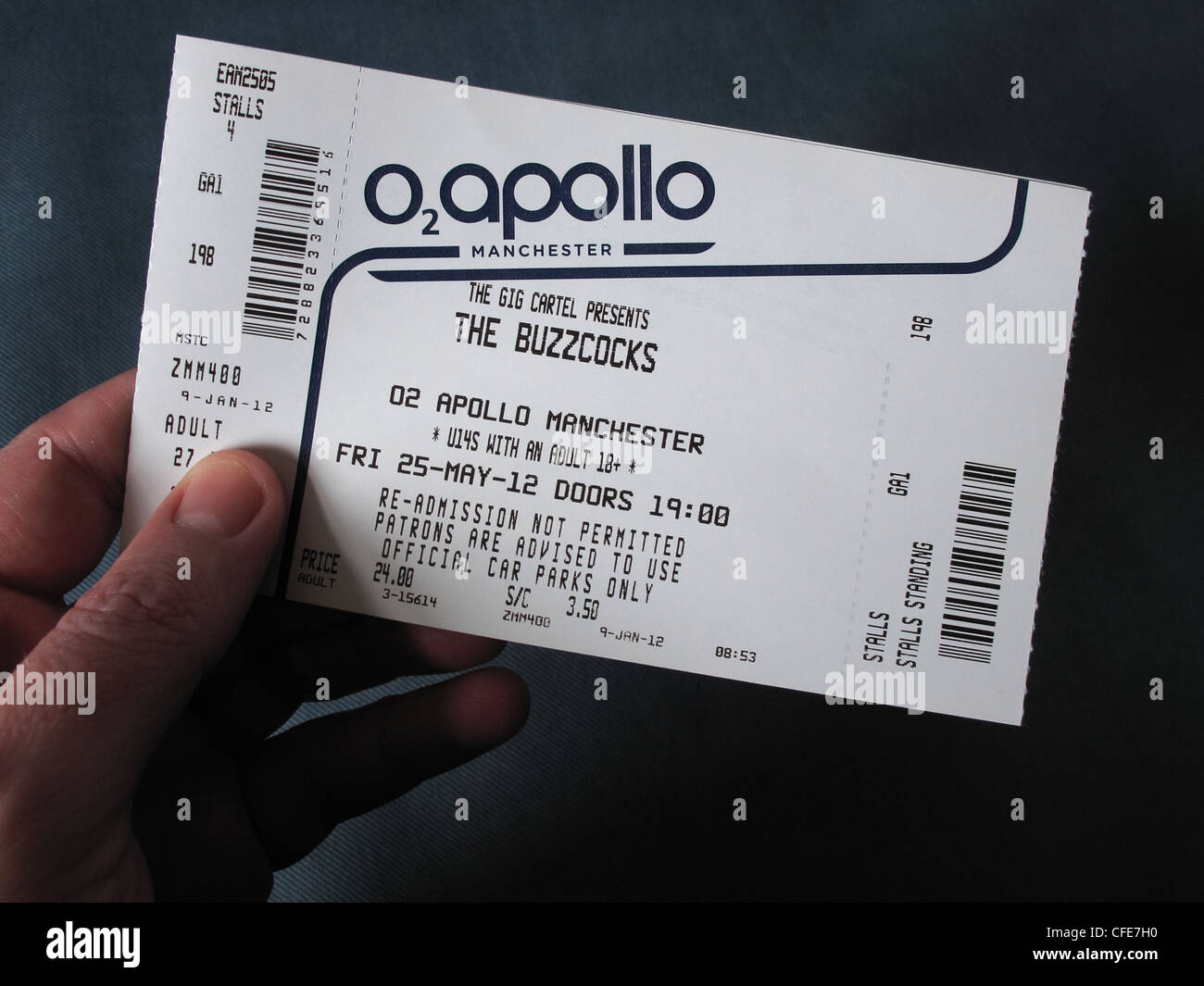 Colocs, ticket de concert pour Manchester Apollo 25 mai 2012 avec Howard Devoto a tenu dans une main Banque D'Images
