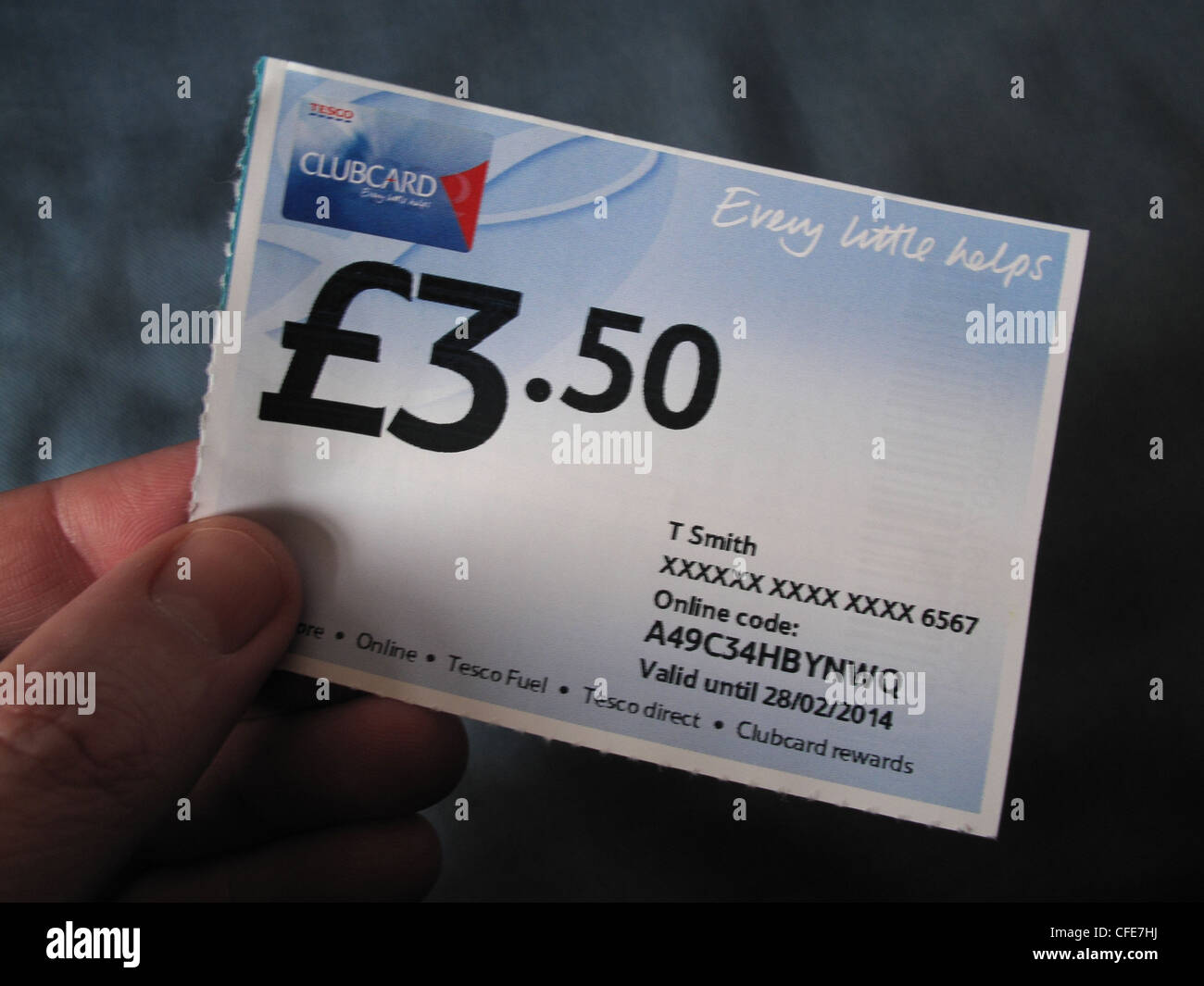 €3,50 Clubcard Tesco 'Chaque peu d'aide" a tenu bon dans une main par un nouveau client Banque D'Images