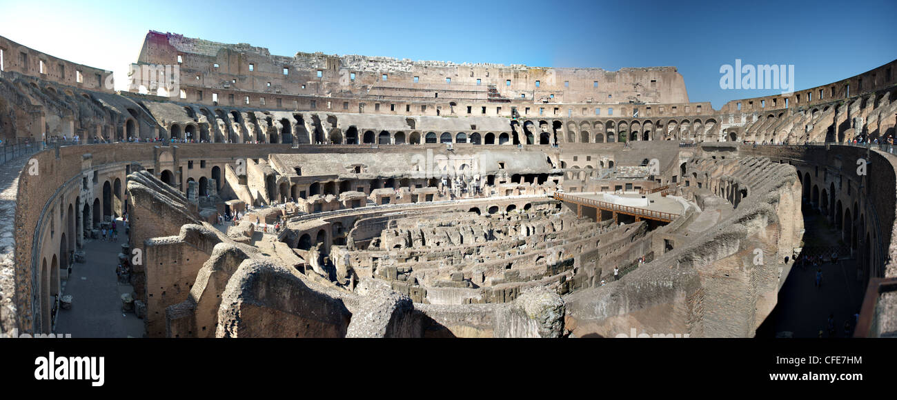 Vue panoramique de l'intérieur du Colisée à Rome Banque D'Images