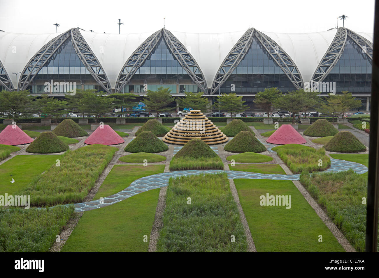 La cour intérieure du nouvel aéroport international Suvarnabhumi de Bangkok (Thaïlande). Les jardins du nouvel aéroport de Bangkok Banque D'Images