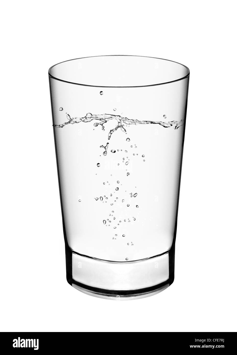 Un verre d'eau et de l'eau splahes sur fond blanc Banque D'Images