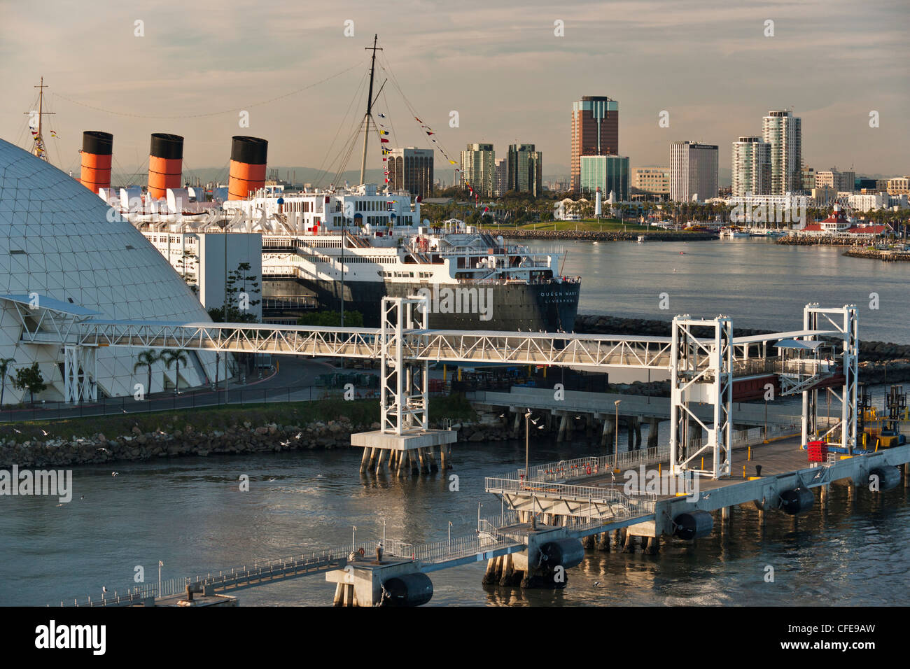 Paquebot Queen Mary amarré au port de Long Beach vu de bateau de croisière au départ de Long Beach, Californie, USA. Banque D'Images