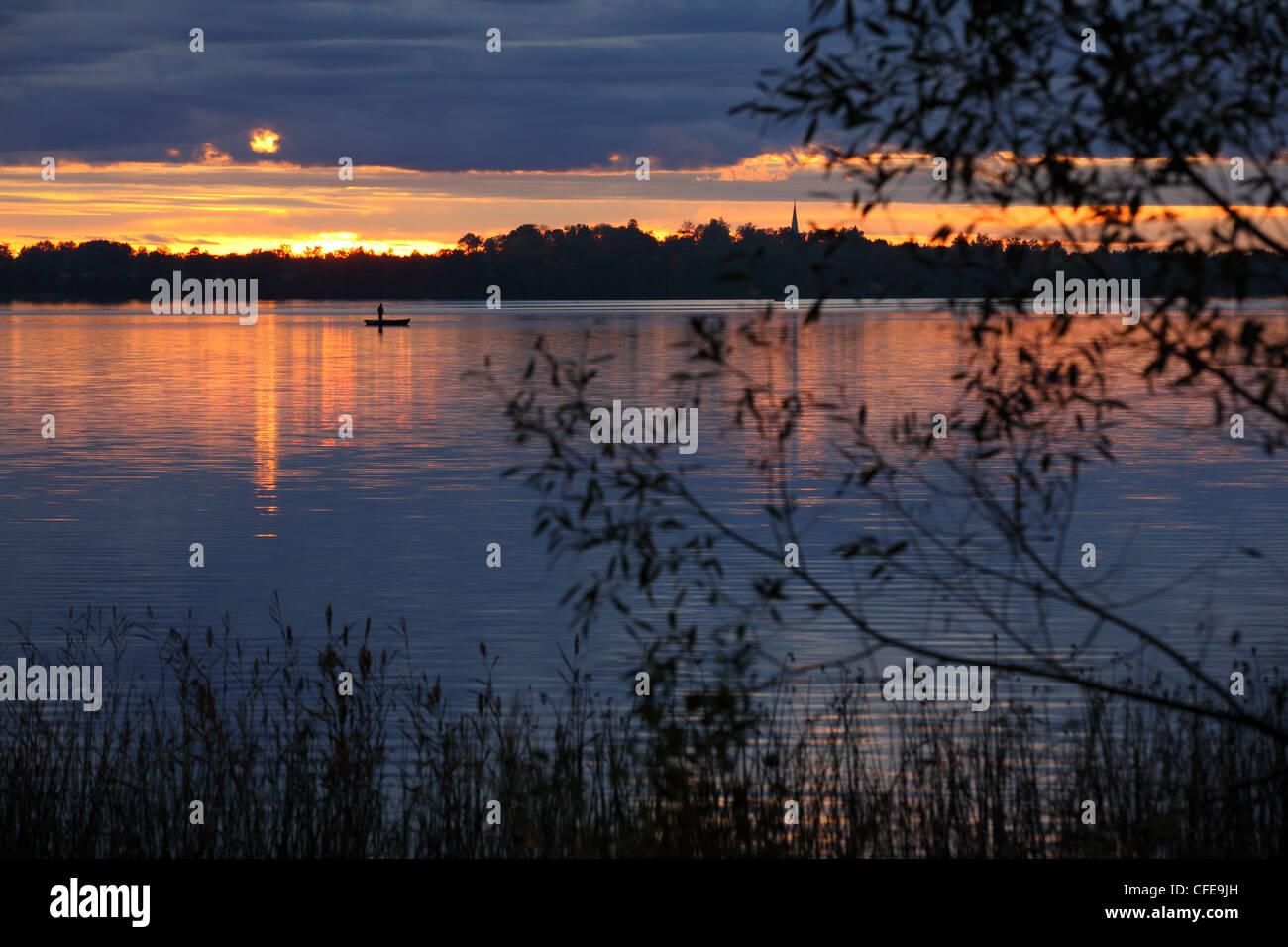 L'homme Pêche au lac Saadjärv. L'Estonie, de l'automne. Banque D'Images