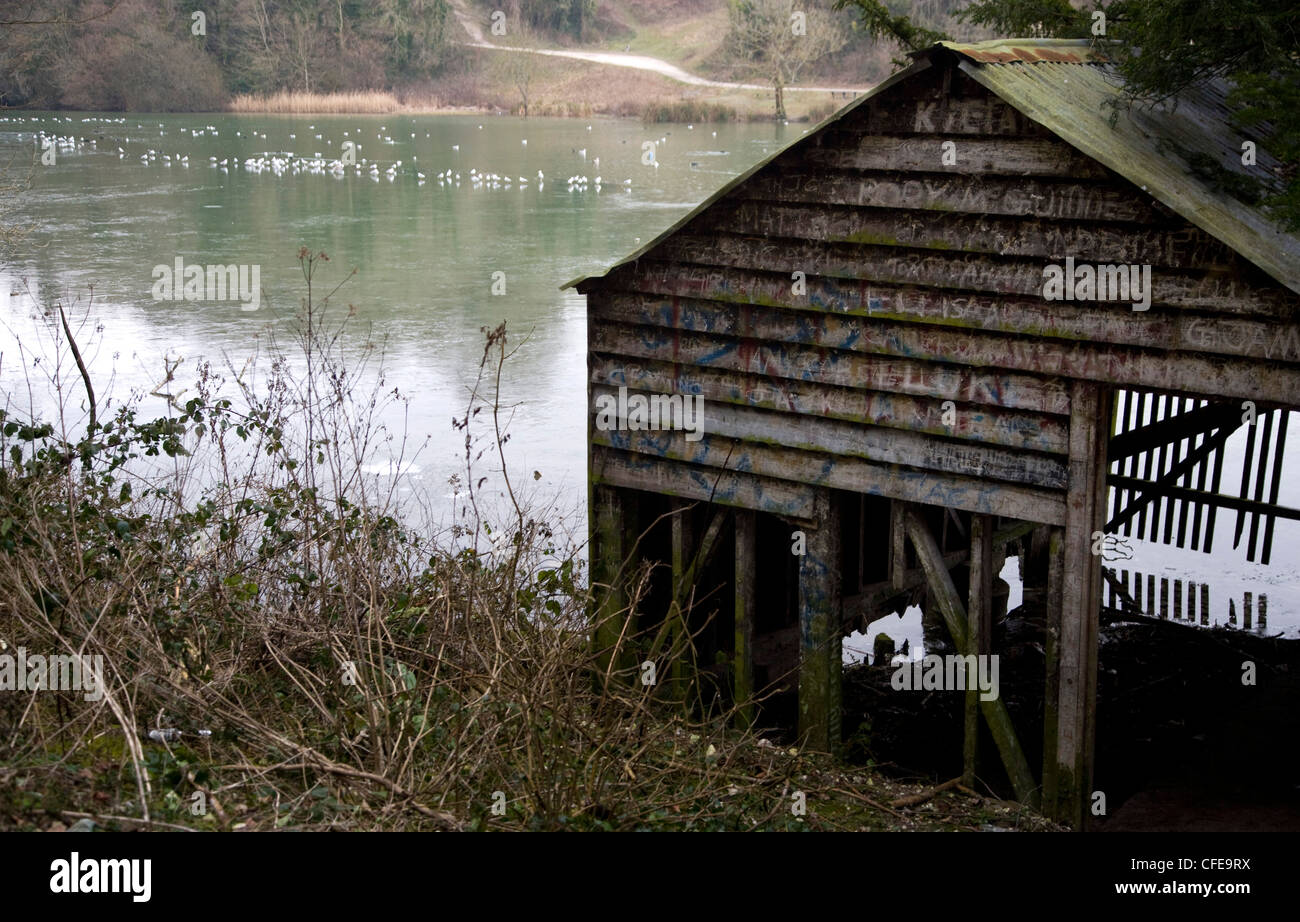 Vieux bateaux sur un lac Banque D'Images