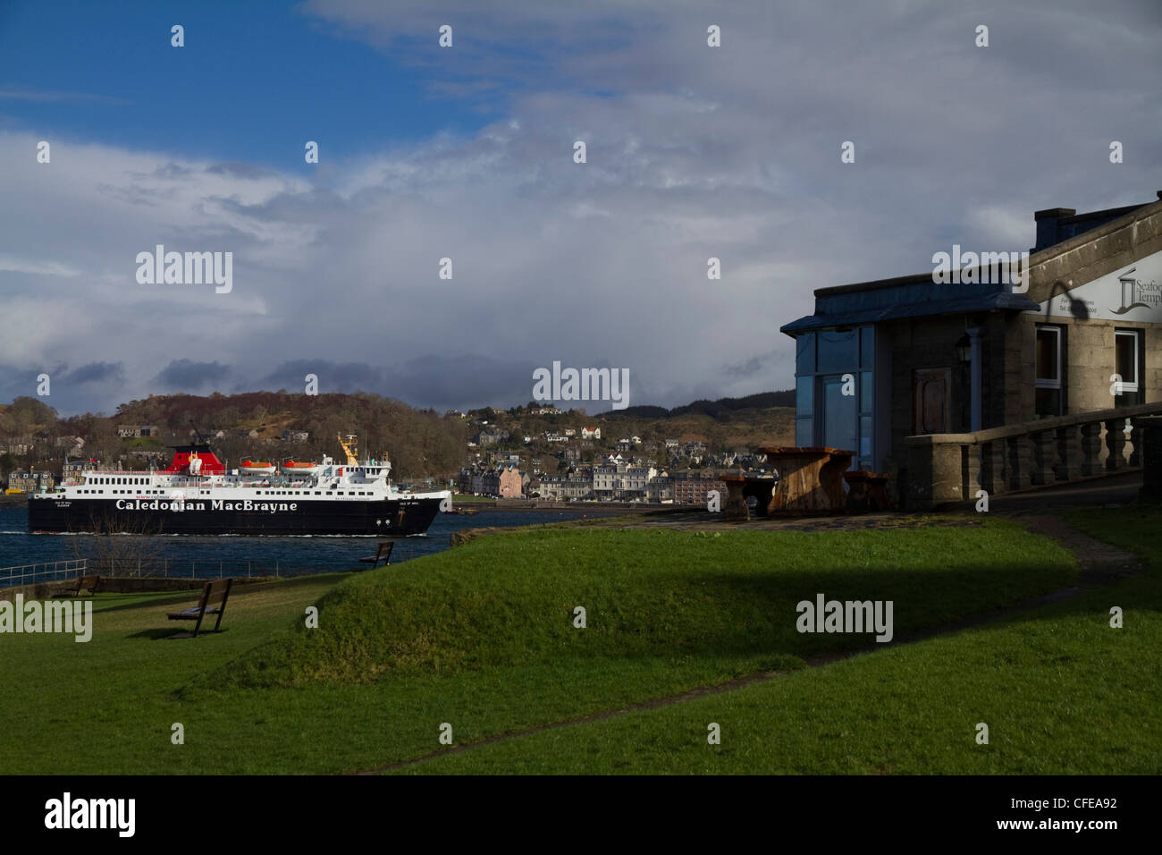 Un traversier à Oban, côte ouest de l'Écosse, du parc avec les fruits de mer Dungallan restaurant Temple au premier plan Banque D'Images