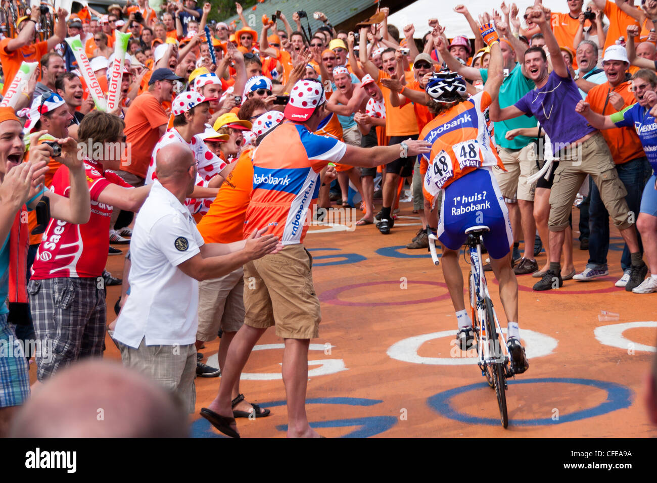 Laurens Ten Dam, équitation dans le Tour de France 2011, est salué par ses compatriotes sur Dutch corner pendant la montée de l'Alpe d'Huez Banque D'Images