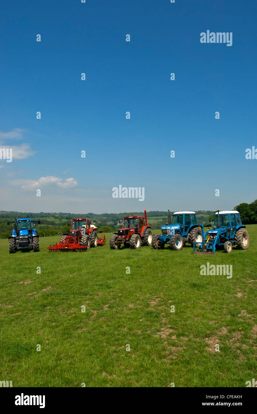 Une rangée de tracteurs agricoles sur un champ vert près de Battle Abbey. La promenade Sussex, UK Banque D'Images