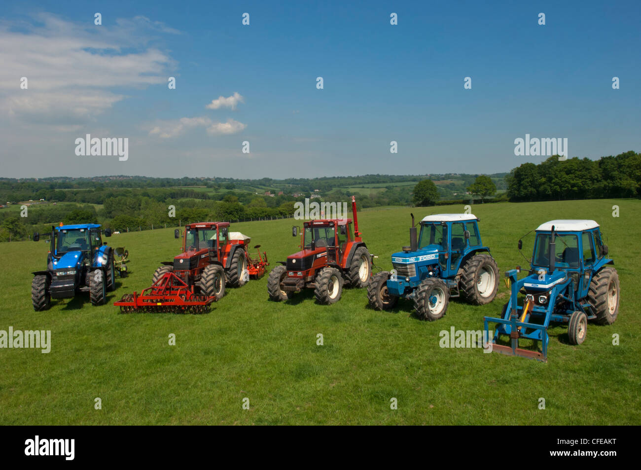 Une rangée de tracteurs agricoles dans un champ vert près de Battle Abbey. Sussex, Angleterre, RU Banque D'Images