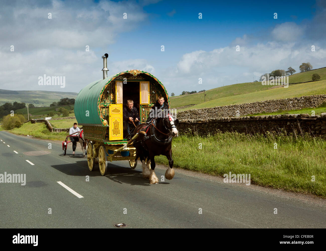Royaume-uni, Angleterre, dans le Yorkshire, Wensleydale, Hawes, romani traditionnel caravane à cheval sur route pour Appleby Horse Fair Banque D'Images