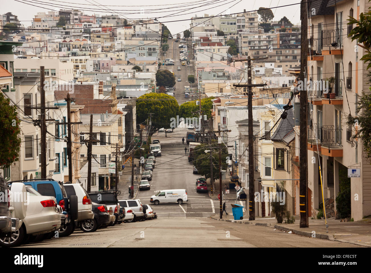 Scène de rue de san francisco cable car,montrant les voies avec des voitures et des taxis. Banque D'Images