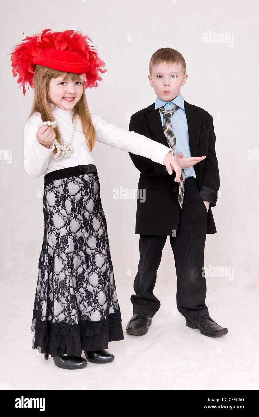 Smiling boy and girl tenir la main de l'autre Banque D'Images