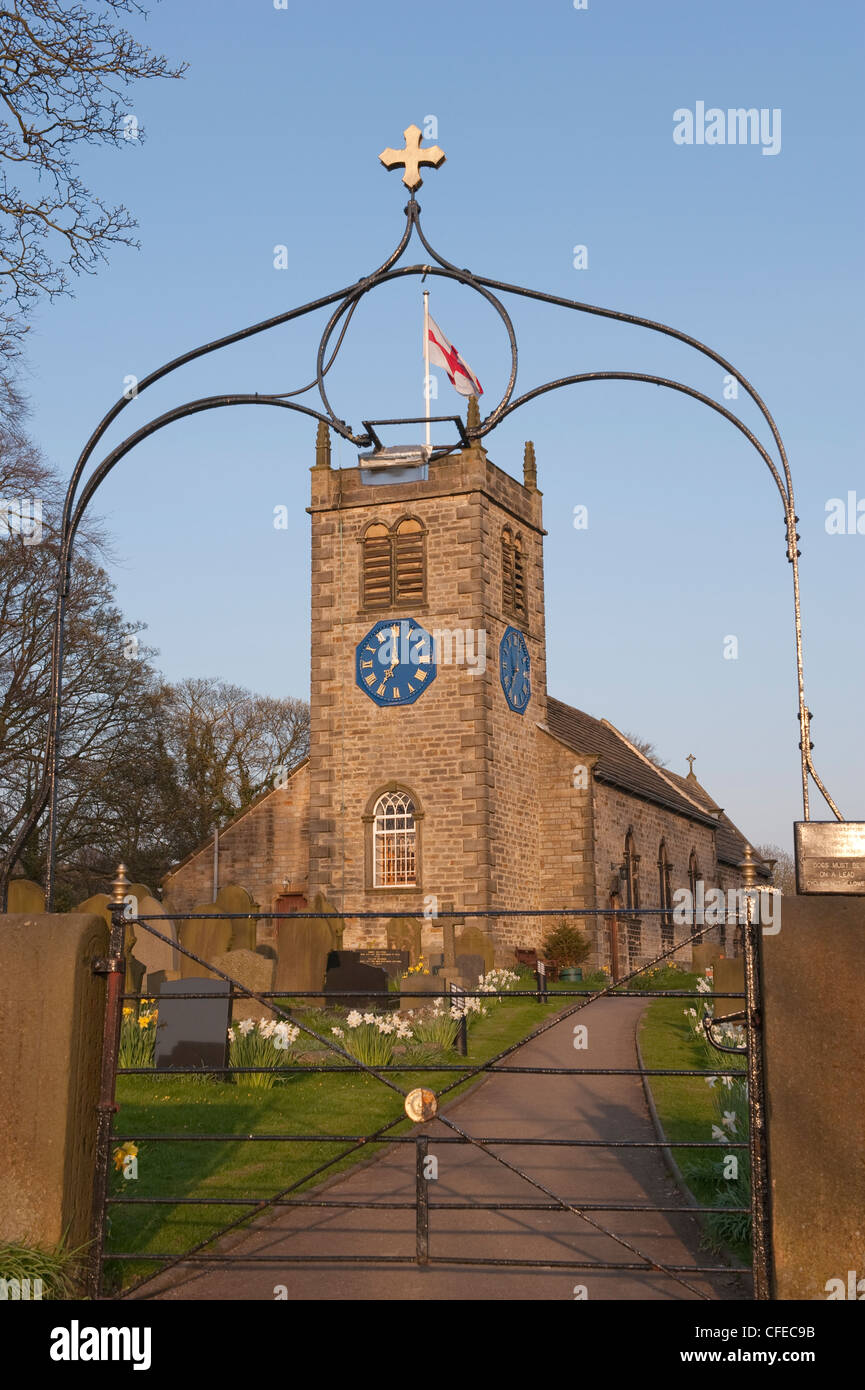 Entrée Gateway Arch, jonquilles en cimetière historique et pittoresque, l'église St Pierre sous ciel bleu au printemps - Addingham, Yorkshire, Angleterre, Royaume-Uni. Banque D'Images