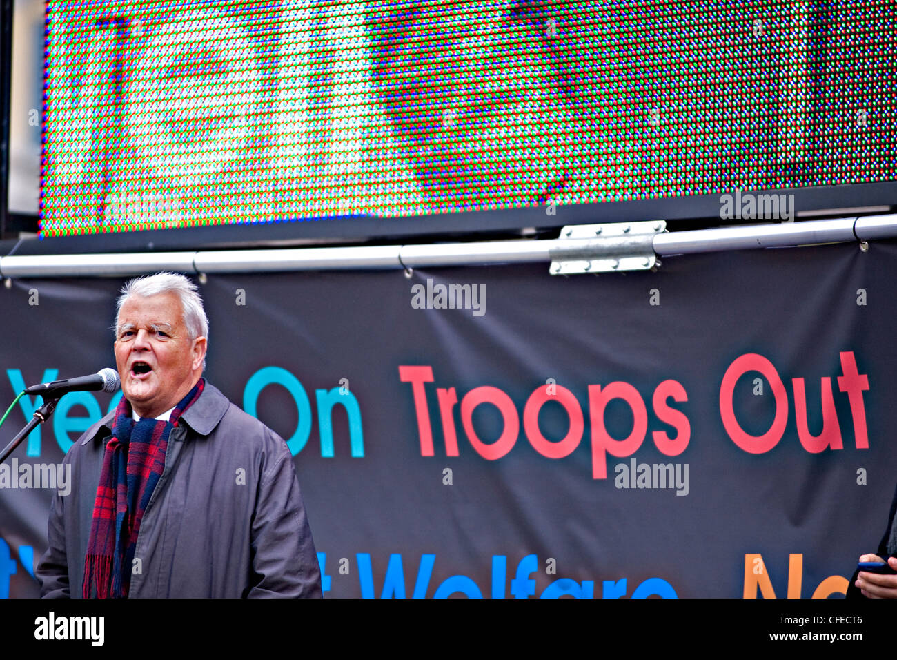 Bruce Kent parle lors de la 8e octobre 2011 Assemblée générale de masse anti-guerre à Londres Banque D'Images