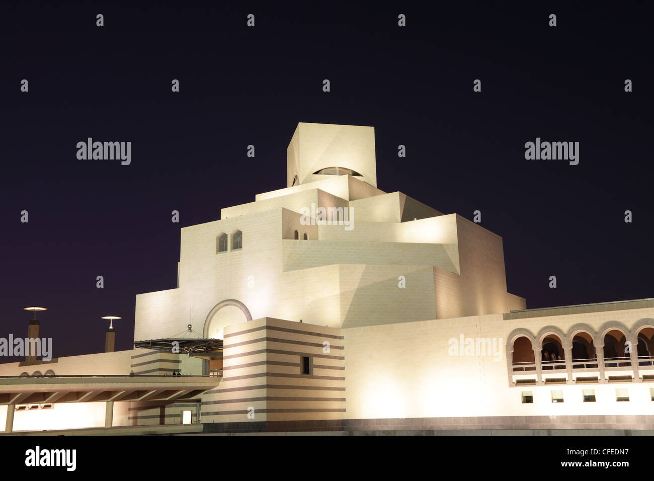 Musée d'Art islamique de Doha est éclairée la nuit. Le Qatar, au Moyen-Orient Banque D'Images