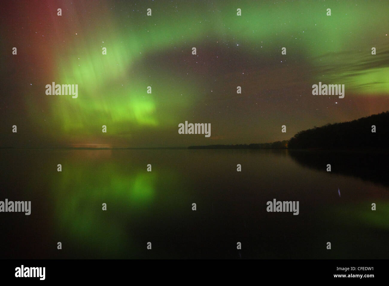 Northern Lights (aurores boréales) réflexion sur l'eau calme du lac Saadjärv. L'Europe, l'Estonie Banque D'Images