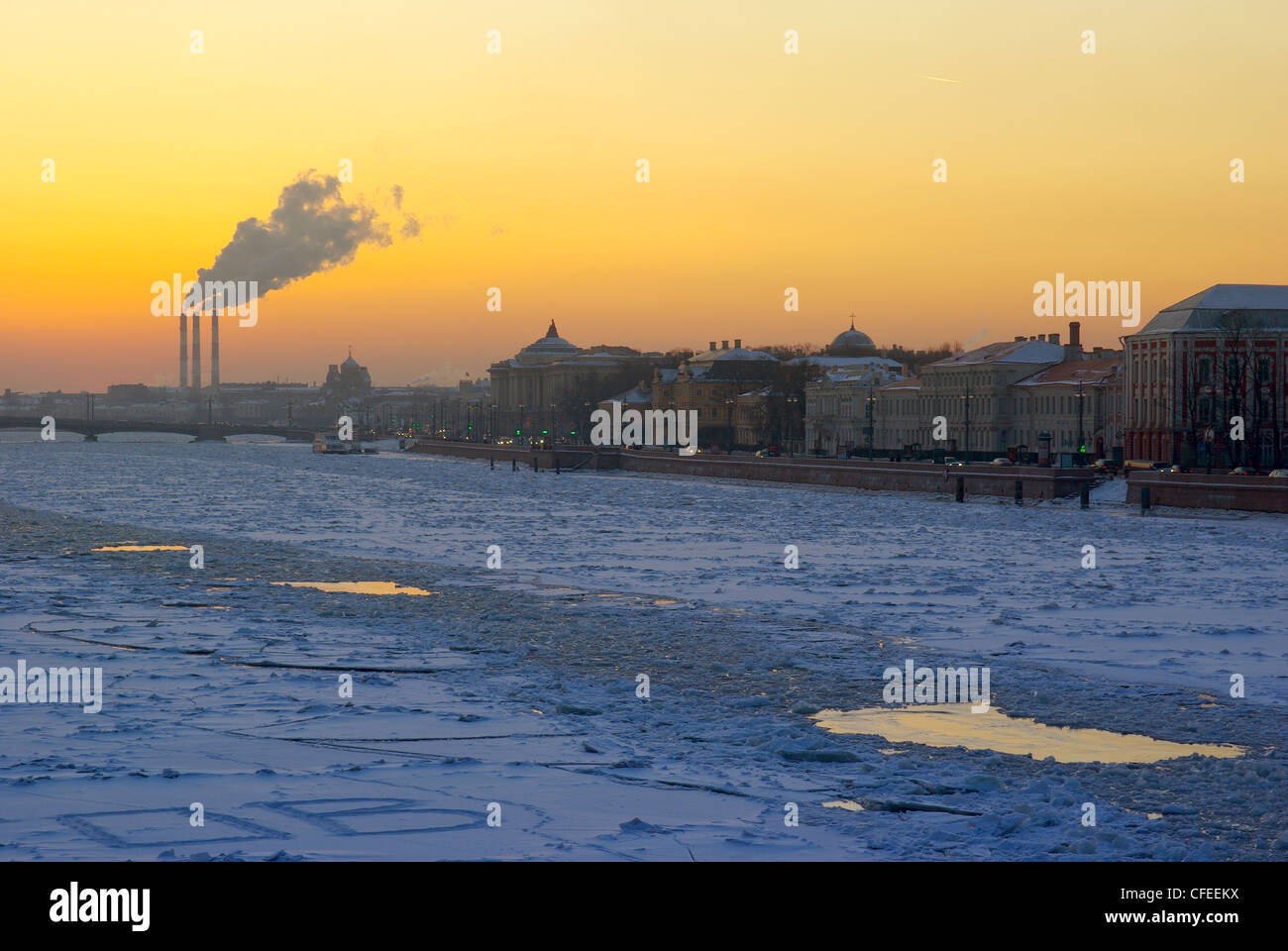 La Russie. Saint-pétersbourg. Vue sur la glace de Neva. Le coucher du soleil. Pipes CHP. Banque D'Images