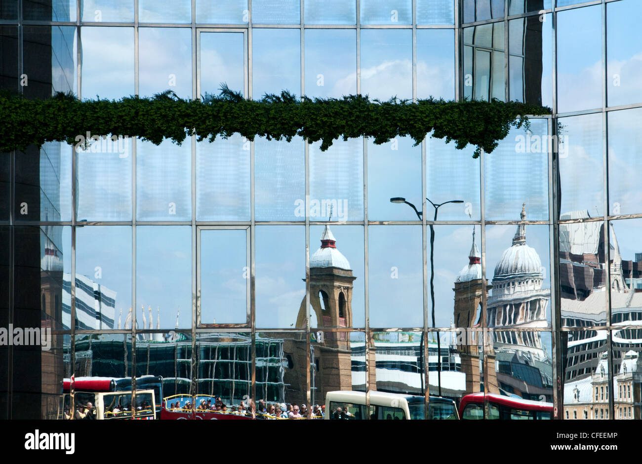 Réflexions de la cathédrale St Paul et Cannon Street Railway station dans la façade de verre de numéro un du Pont de Londres. Banque D'Images