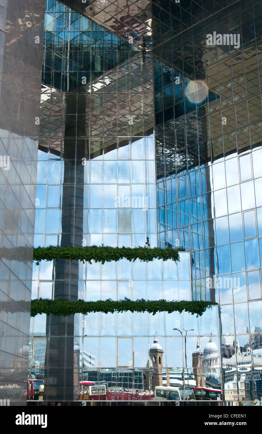 Réflexions de la cathédrale St Paul et Cannon Street Railway station dans la façade de verre de numéro un du Pont de Londres. Banque D'Images
