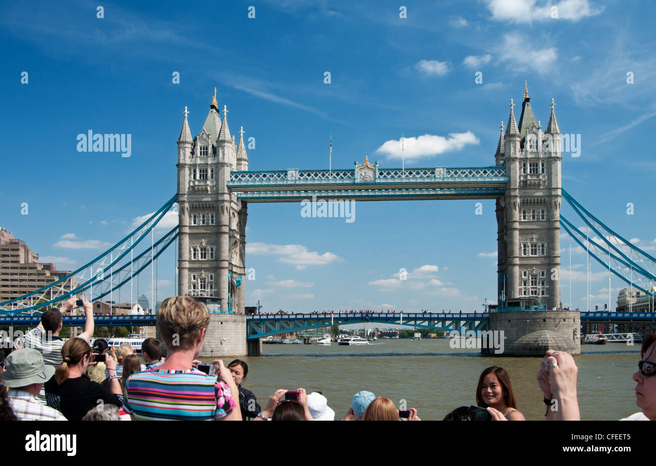 Les touristes en croisière Thames en prenant des photos de Tower Bridge, Londres. Banque D'Images