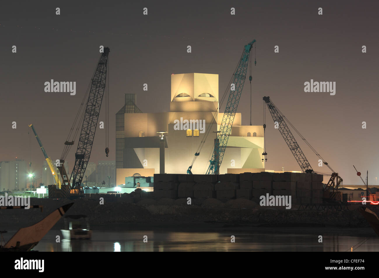 Musée d'Art islamique de Doha est éclairée la nuit. Le Qatar, au Moyen-Orient Banque D'Images