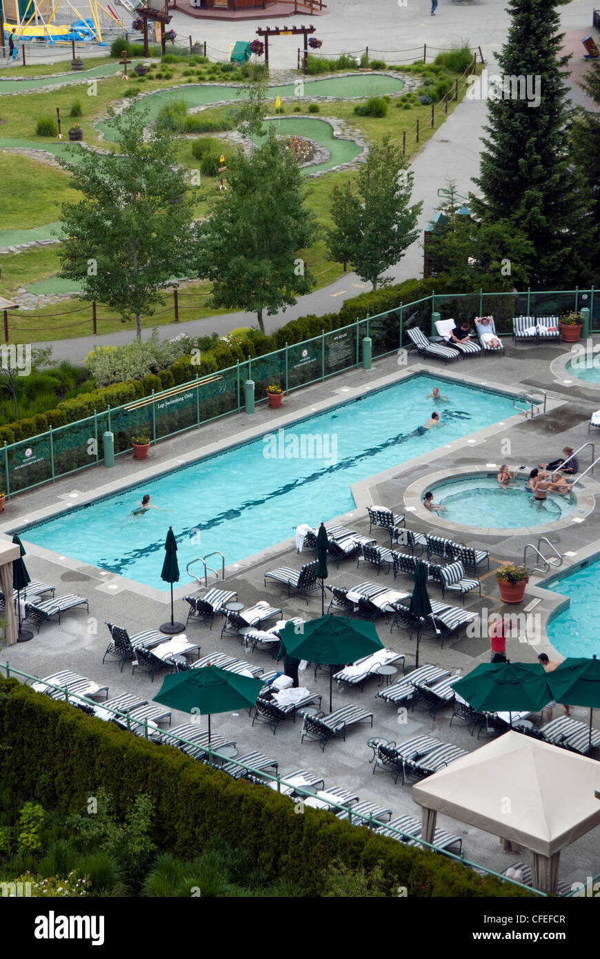 Piscine extérieure à l'hôtel resort de ski à Whistler, Colombie-Britannique, Canada Banque D'Images