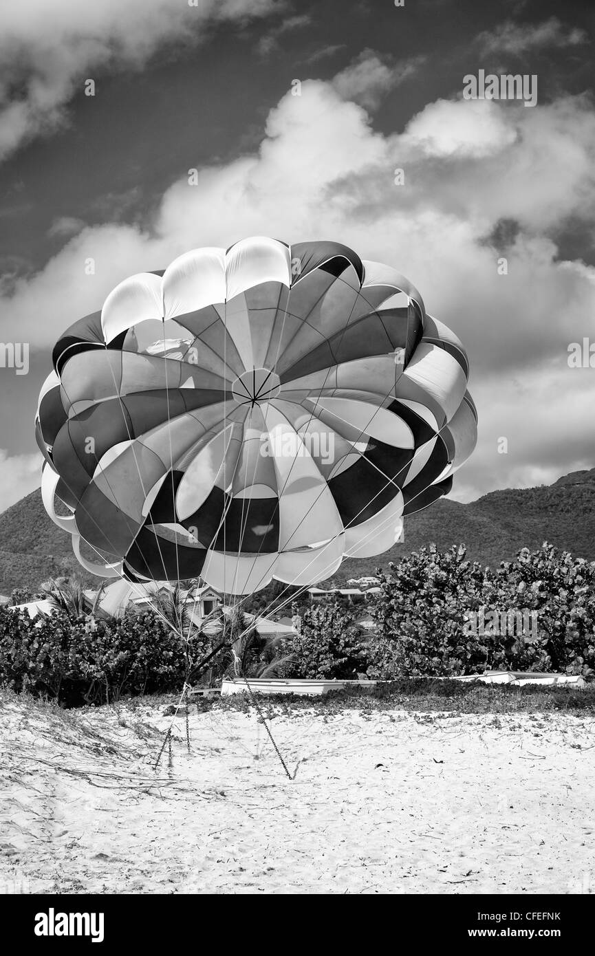 Parachute graphique sur la plage d'Orient Bay, Saint Martin, West Indies, en noir et blanc Banque D'Images