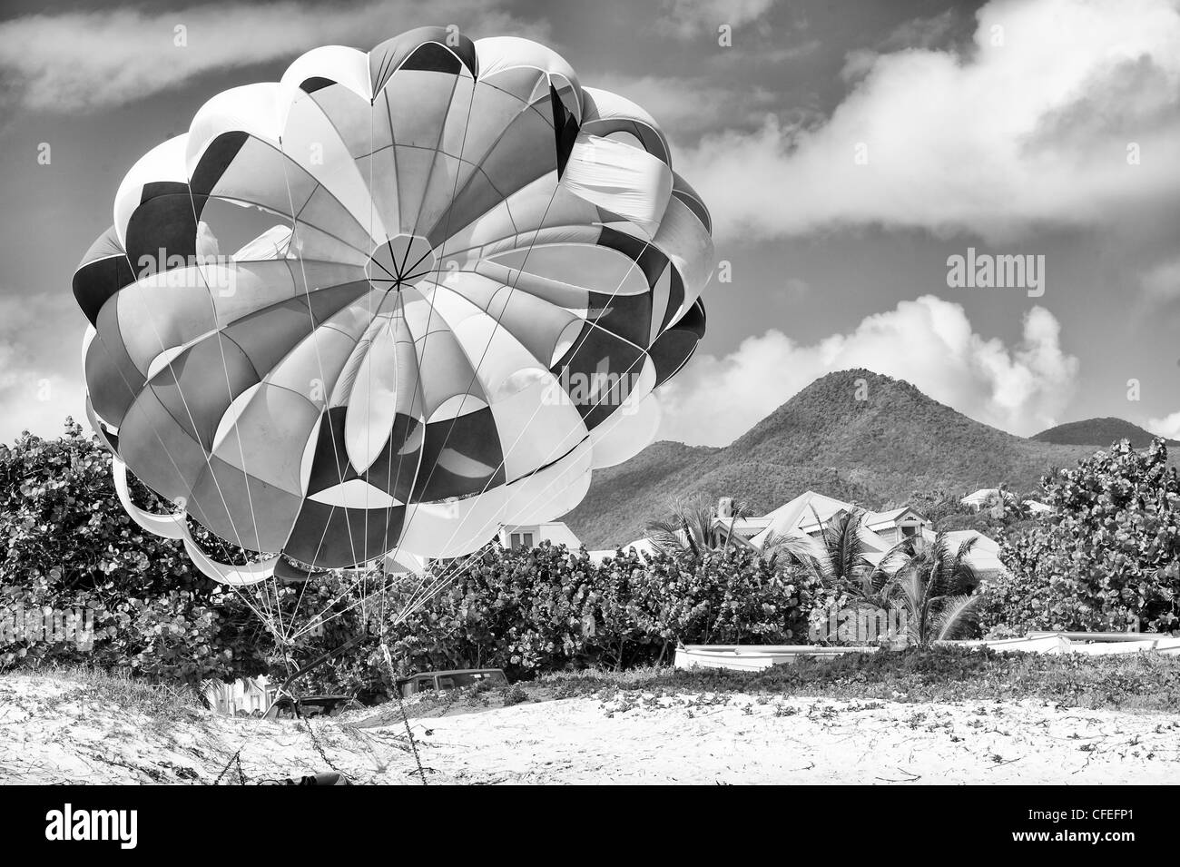 Parachute sur Orient Bay, Saint Martin, Antilles en noir et blanc Banque D'Images