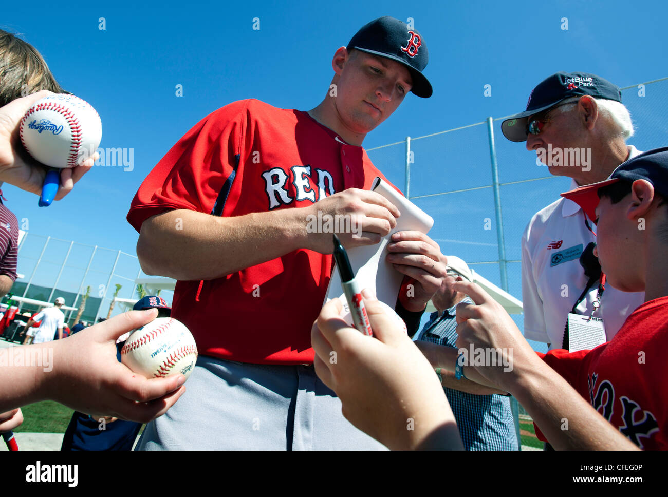 Red Sox de Boston perspective Zach Kapstein, signe des autographes à l'équipe de formation du printemps à Fort Myers, Floride Banque D'Images
