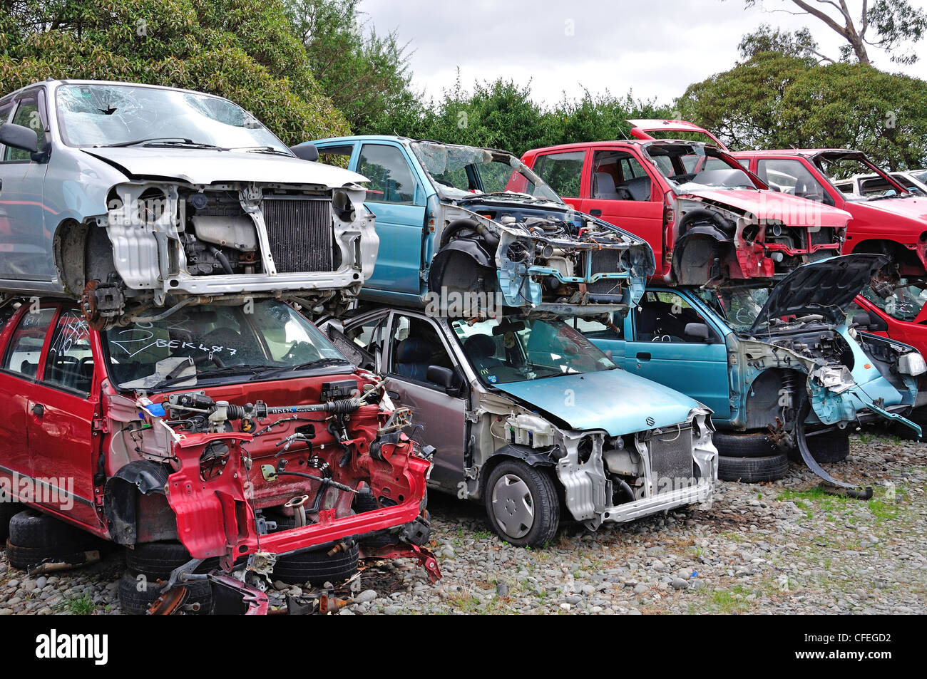 Voitures à la ferraille empilés dans des pièces d'automobiles, à Lincoln, Christchurch, Canterbury, île du Sud, Nouvelle-Zélande Banque D'Images