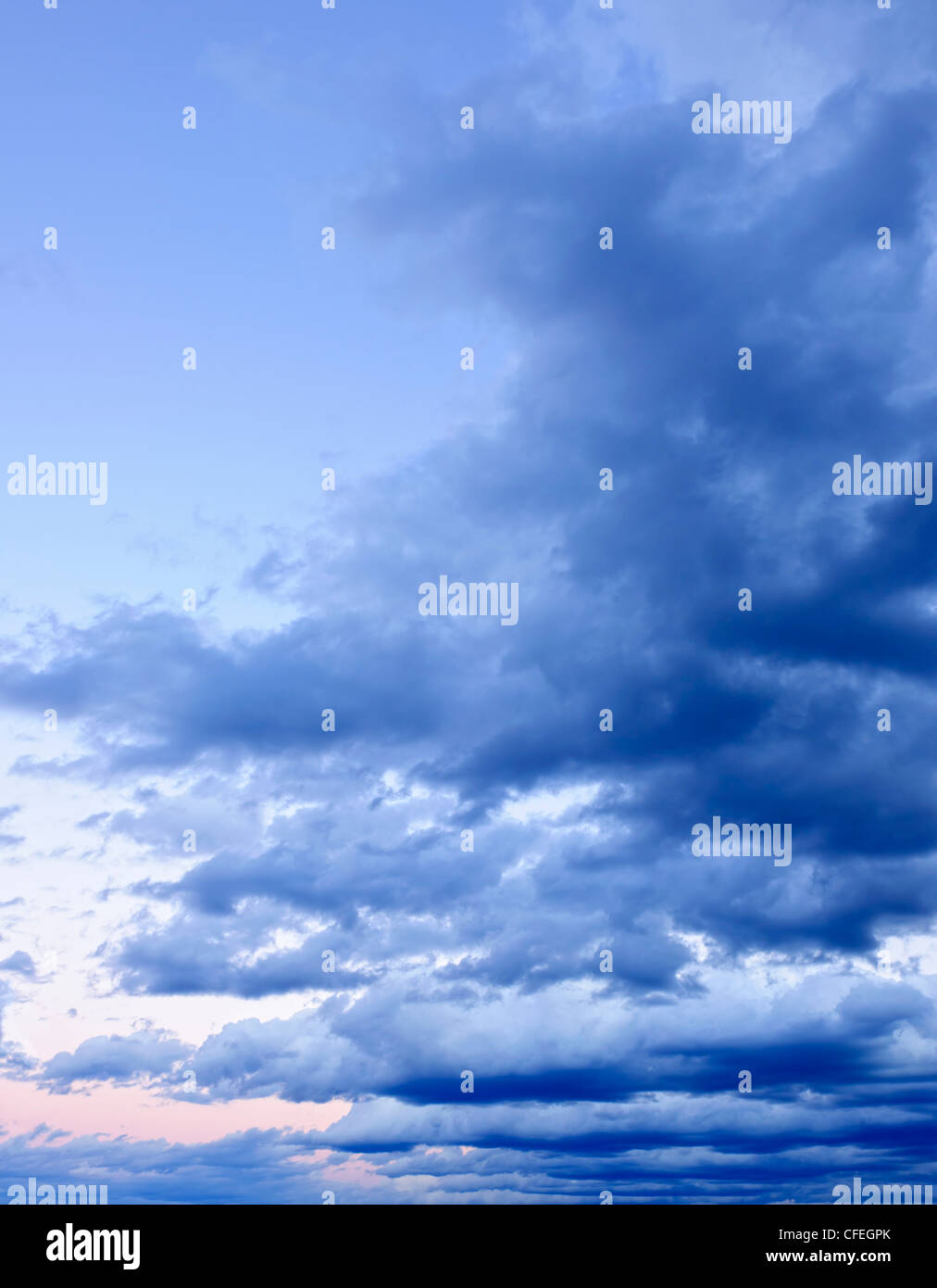 Bleu nuageux spectaculaires formations rocheuses dans le ciel au coucher du soleil Banque D'Images