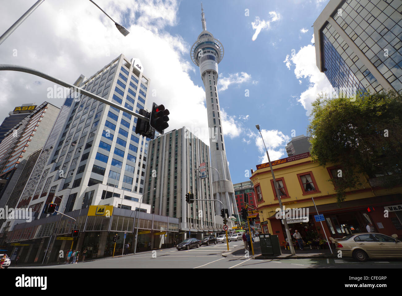 Voir à la Sky Tower et street à Auckland, Nouvelle-Zélande Banque D'Images