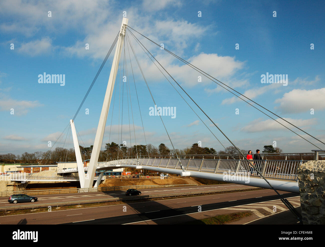 Nouvelle passerelle pour traverser la M20 à Ashford, Kent. Banque D'Images